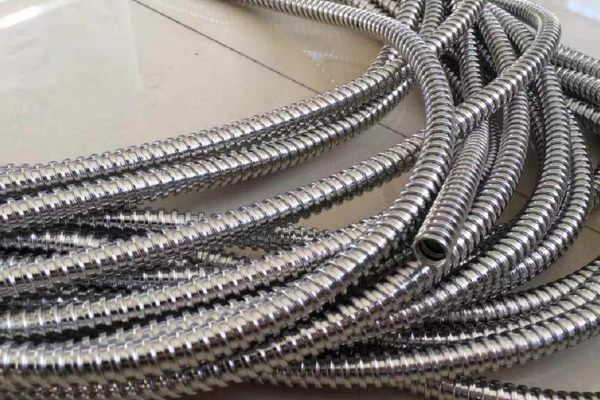 Vacuum insulated flexible hose