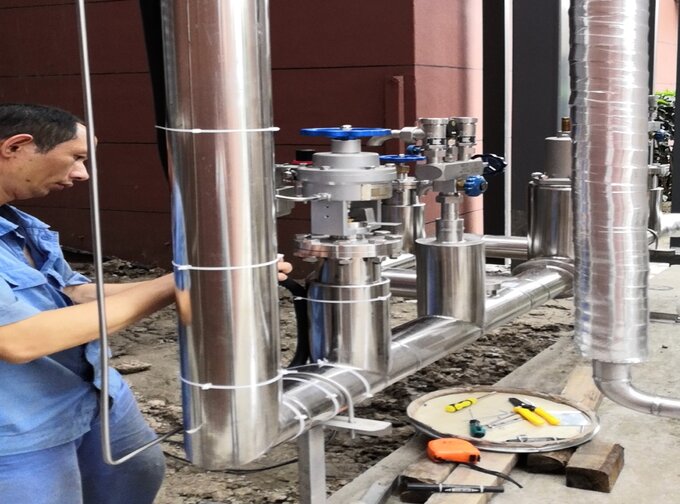 Vacuum insulated pipe
